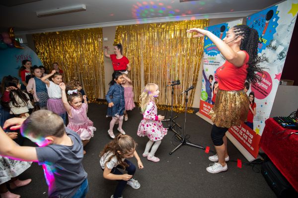 Mini Bopper Party dancing